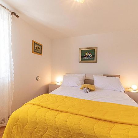 5 Bedroom Cozy Home In Okrug Donji Donji Okrug  Екстериор снимка