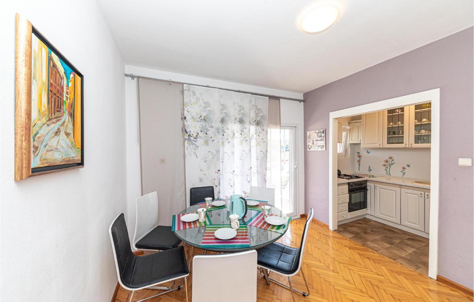 5 Bedroom Cozy Home In Okrug Donji Donji Okrug  Екстериор снимка