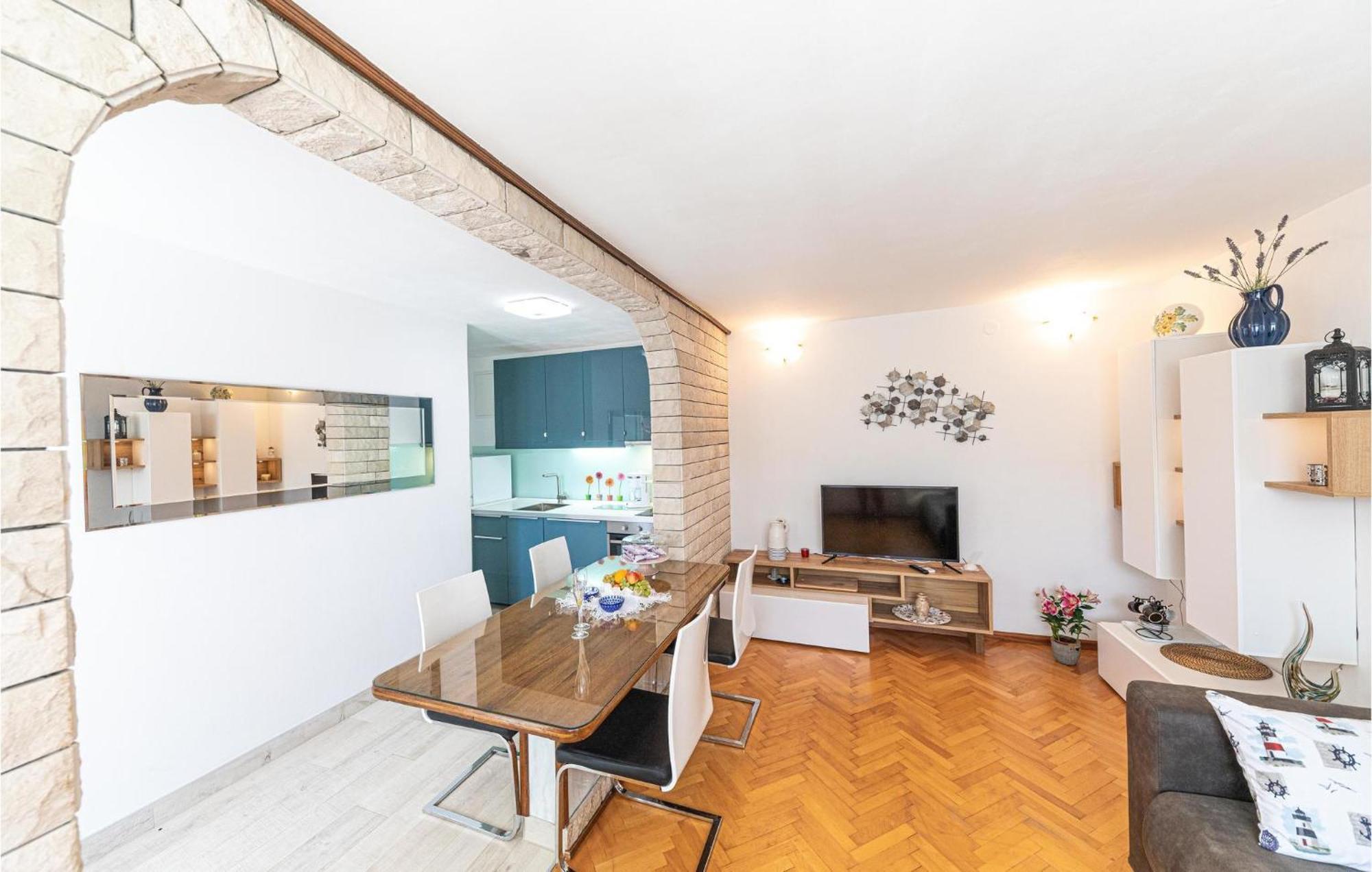 5 Bedroom Cozy Home In Okrug Donji Donji Okrug  Екстериор снимка