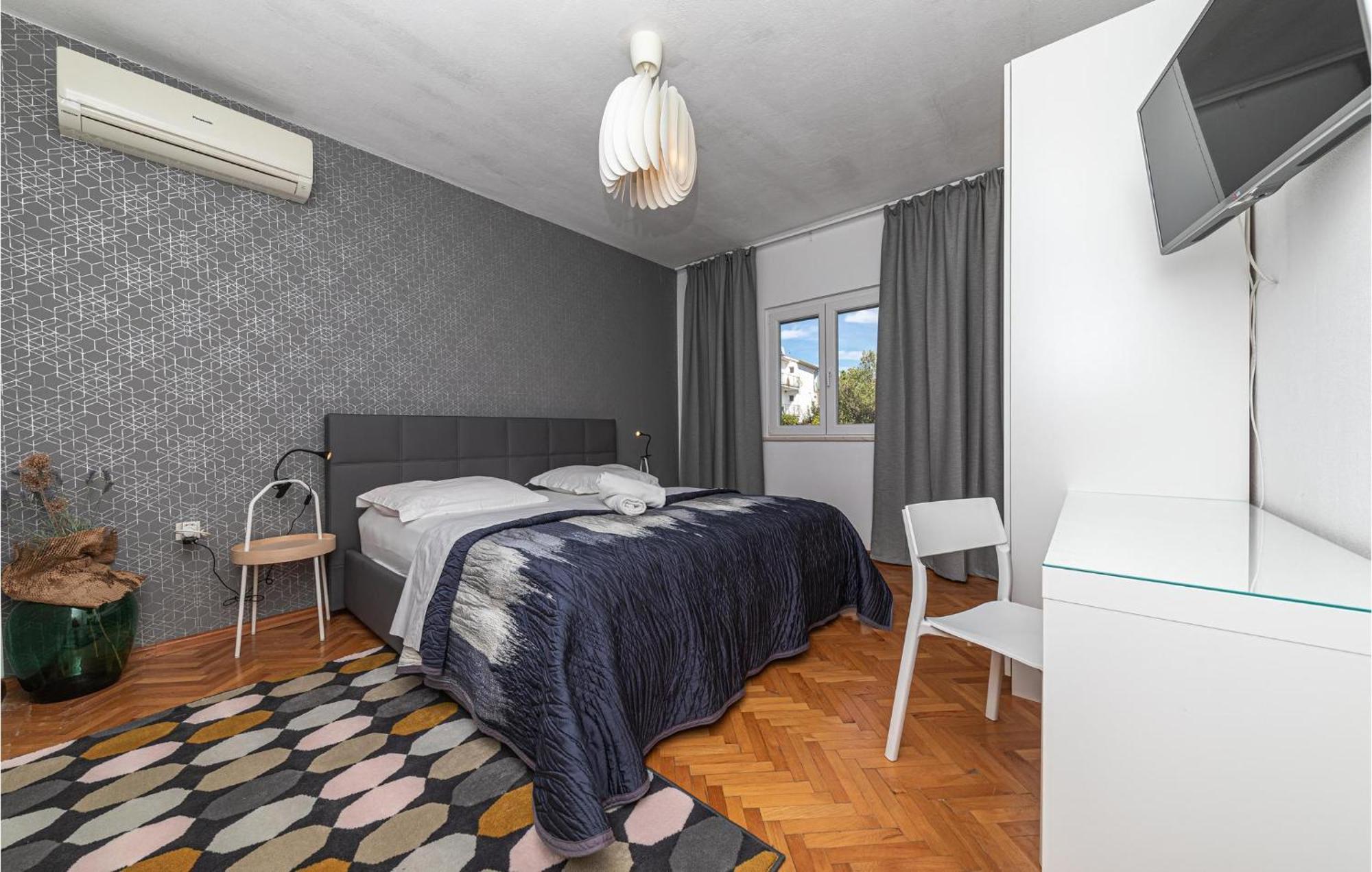 5 Bedroom Cozy Home In Okrug Donji Donji Okrug  Екстериор снимка