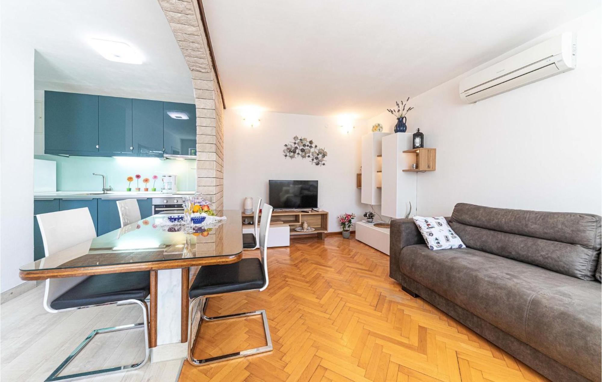 5 Bedroom Cozy Home In Okrug Donji Donji Okrug  Екстериор снимка
