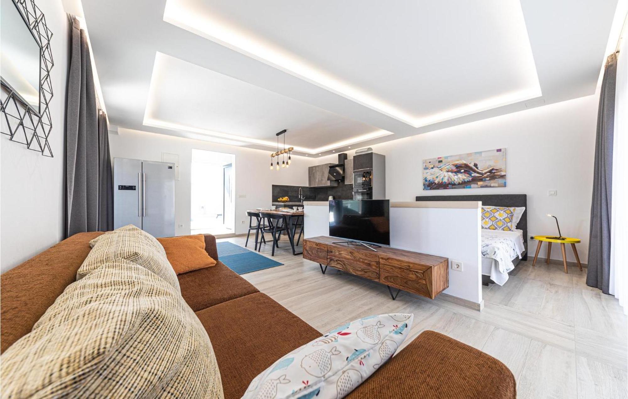 5 Bedroom Cozy Home In Okrug Donji Donji Okrug  Екстериор снимка