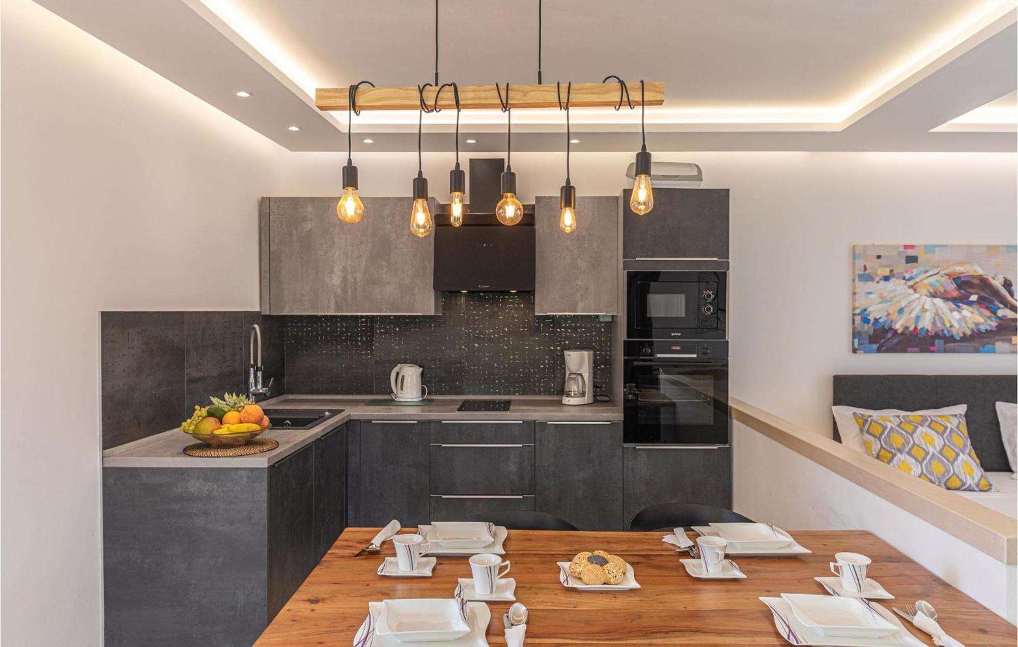 5 Bedroom Cozy Home In Okrug Donji Donji Okrug  Екстериор снимка