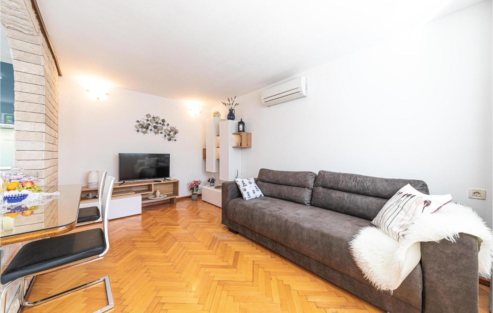 5 Bedroom Cozy Home In Okrug Donji Donji Okrug  Екстериор снимка