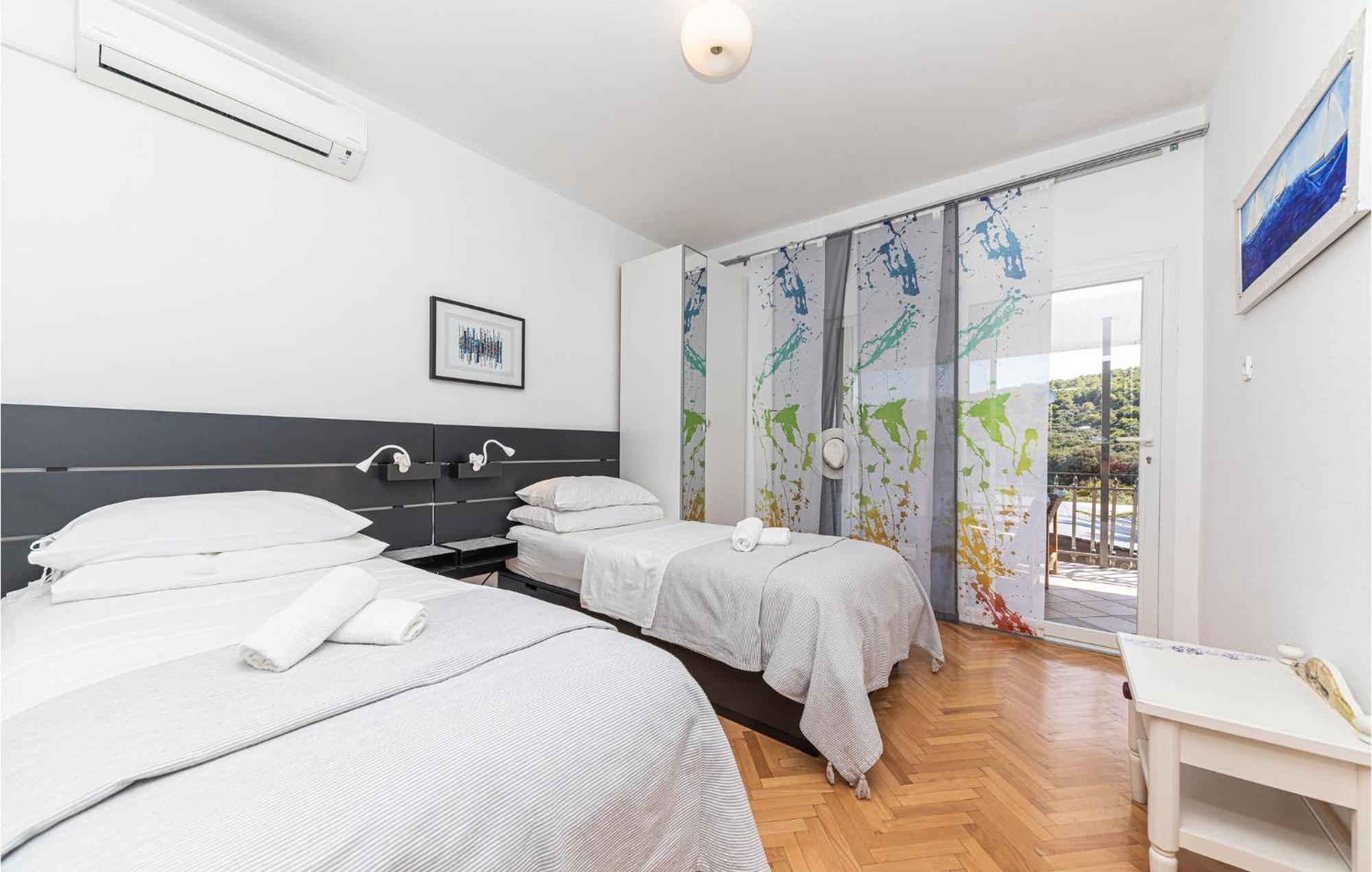 5 Bedroom Cozy Home In Okrug Donji Donji Okrug  Екстериор снимка