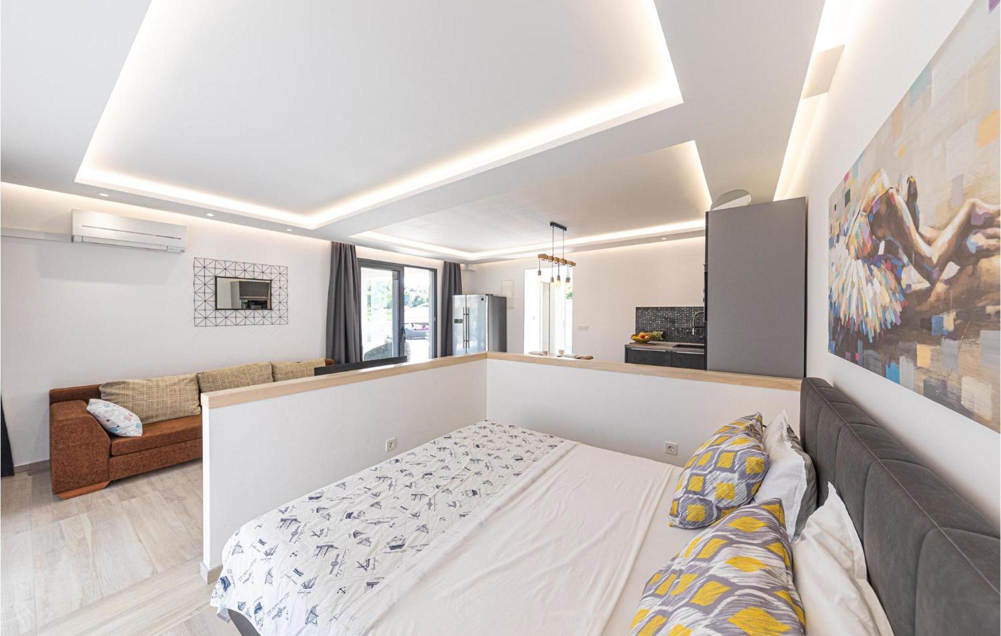5 Bedroom Cozy Home In Okrug Donji Donji Okrug  Екстериор снимка