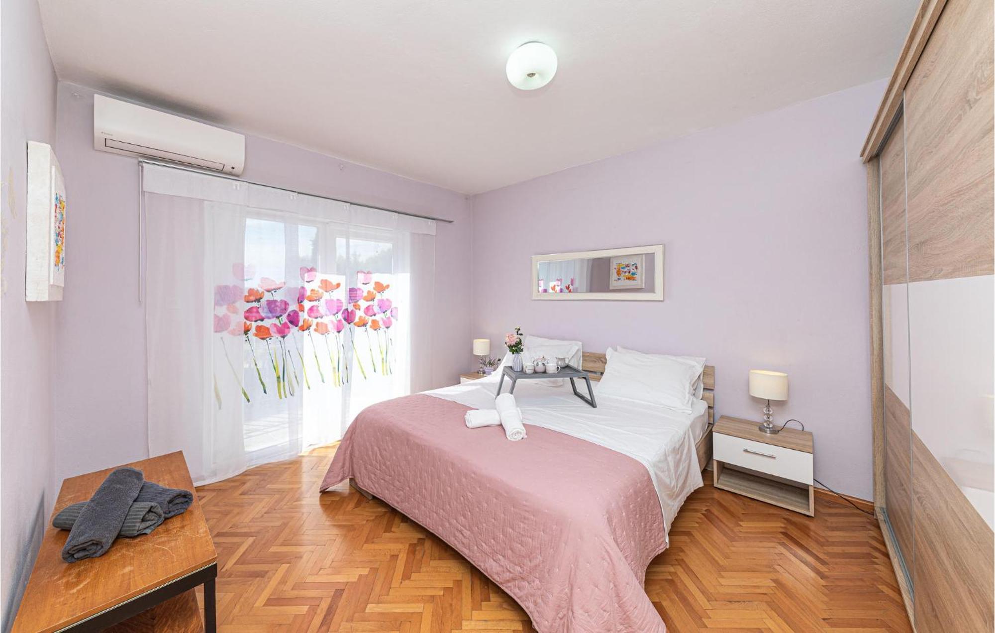 5 Bedroom Cozy Home In Okrug Donji Donji Okrug  Екстериор снимка