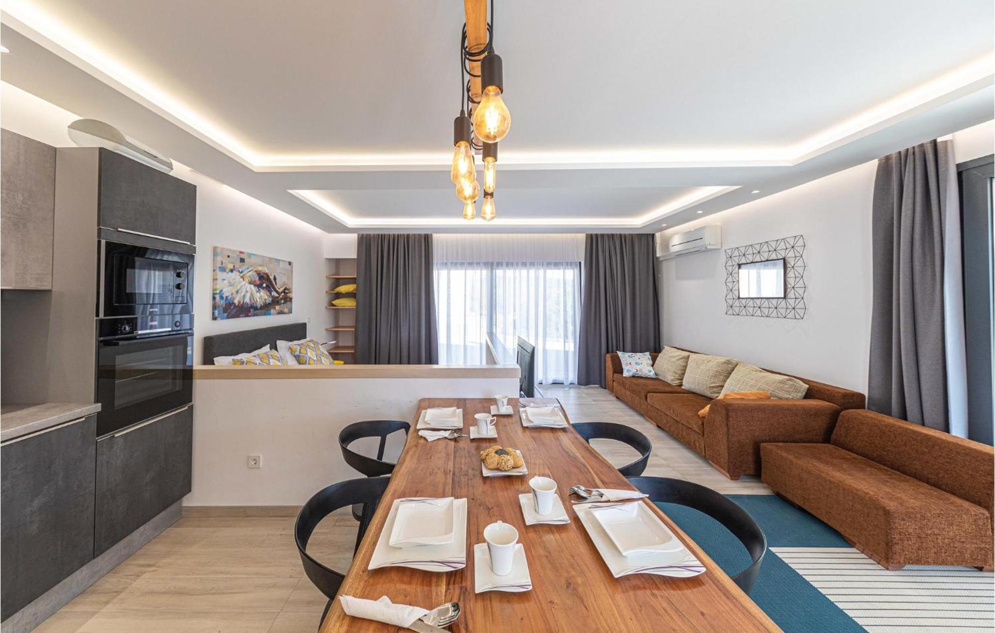 5 Bedroom Cozy Home In Okrug Donji Donji Okrug  Екстериор снимка