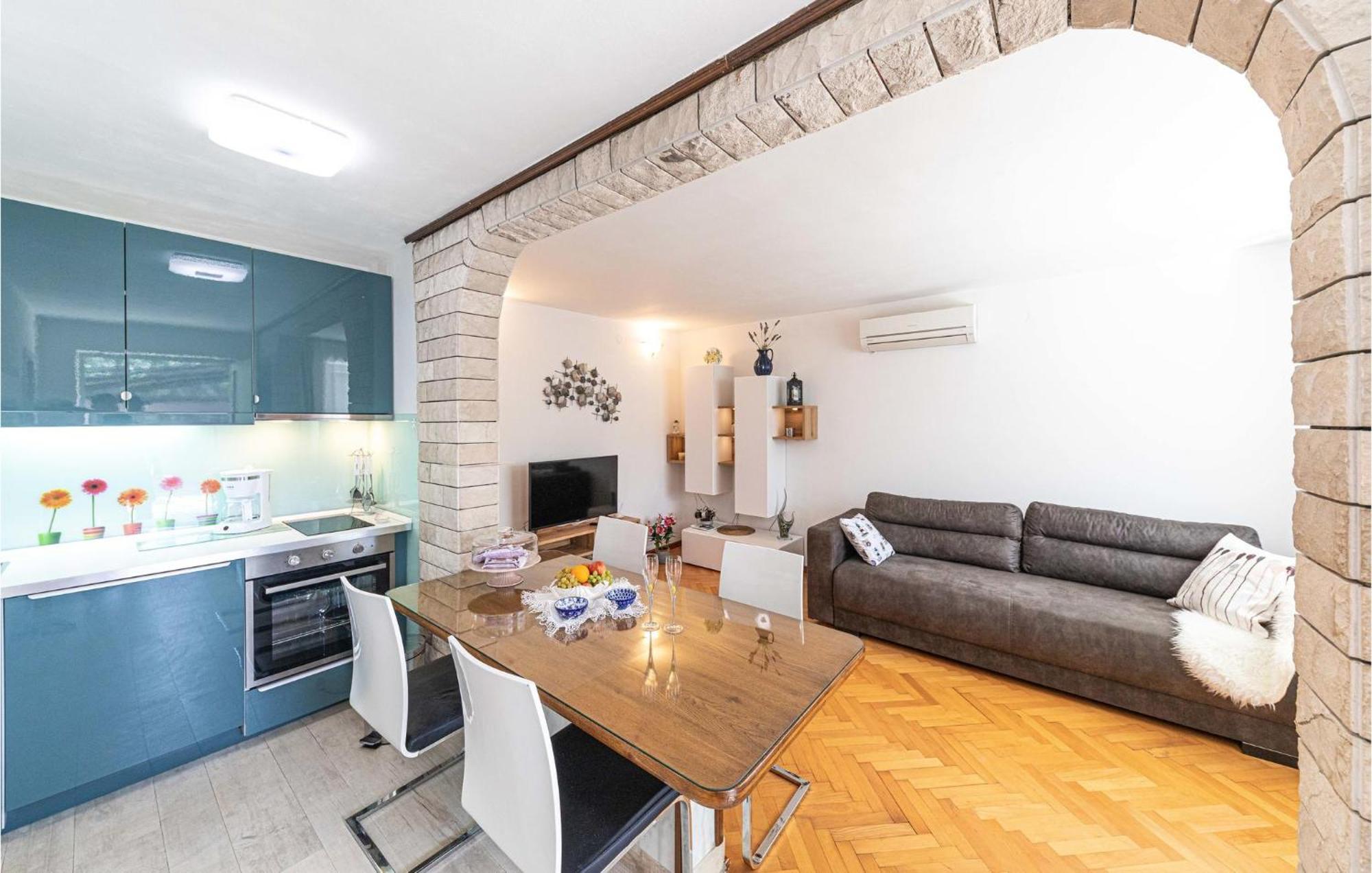 5 Bedroom Cozy Home In Okrug Donji Donji Okrug  Екстериор снимка