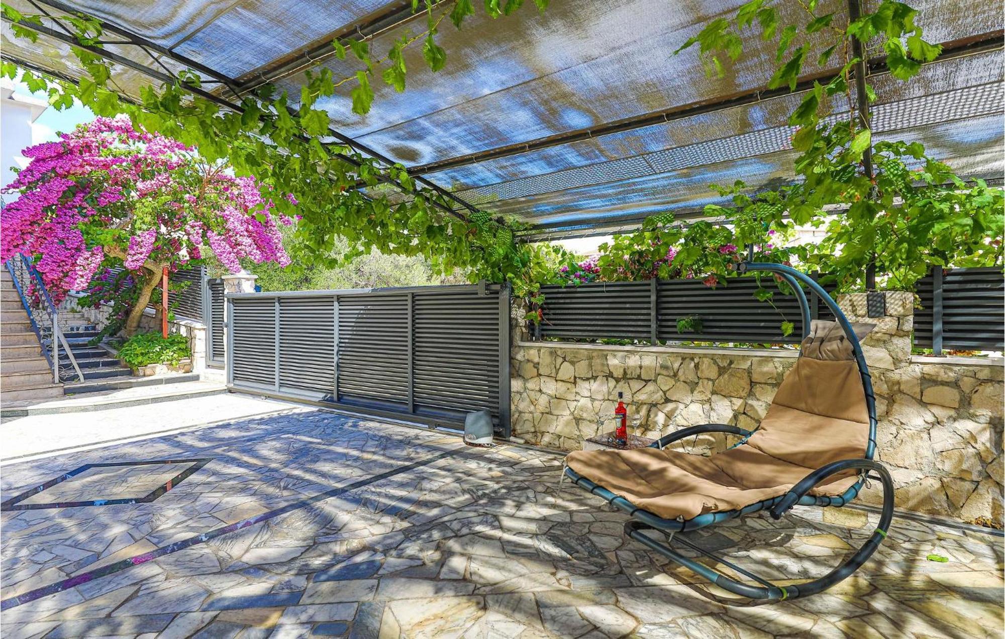 5 Bedroom Cozy Home In Okrug Donji Donji Okrug  Екстериор снимка