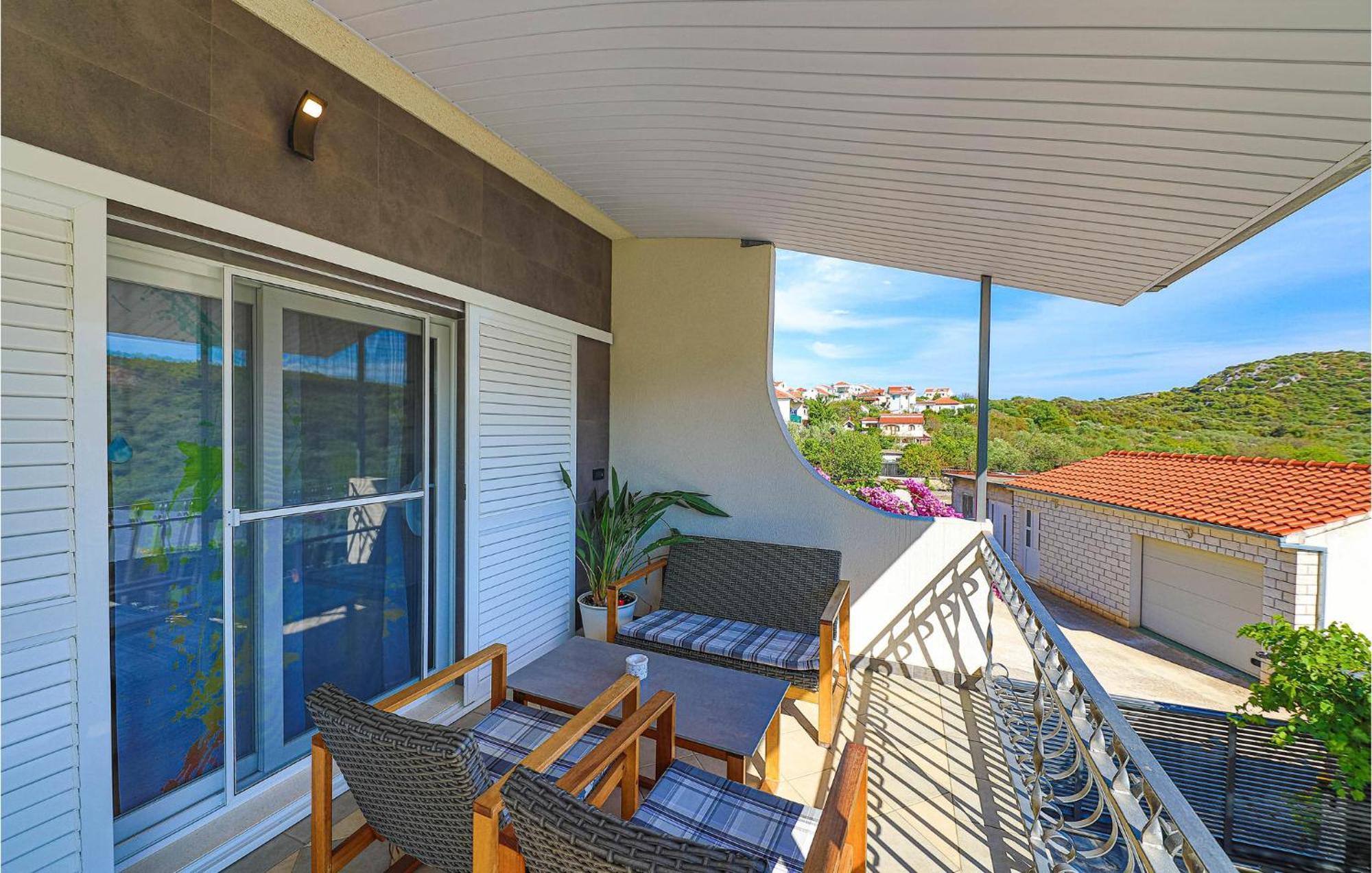 5 Bedroom Cozy Home In Okrug Donji Donji Okrug  Екстериор снимка